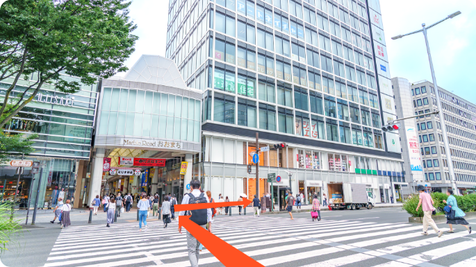 商店街を抜けたら、横断歩道を渡り右折します。